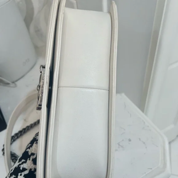 Chanel White Quilted Leather Chain Boy Bag. Great condition. - Picture 7 of 13